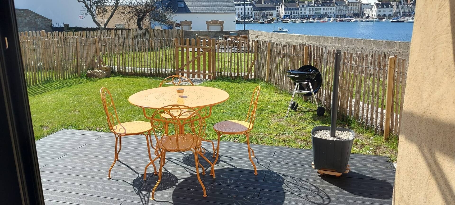 Jardin avec table face au port d’Audierne