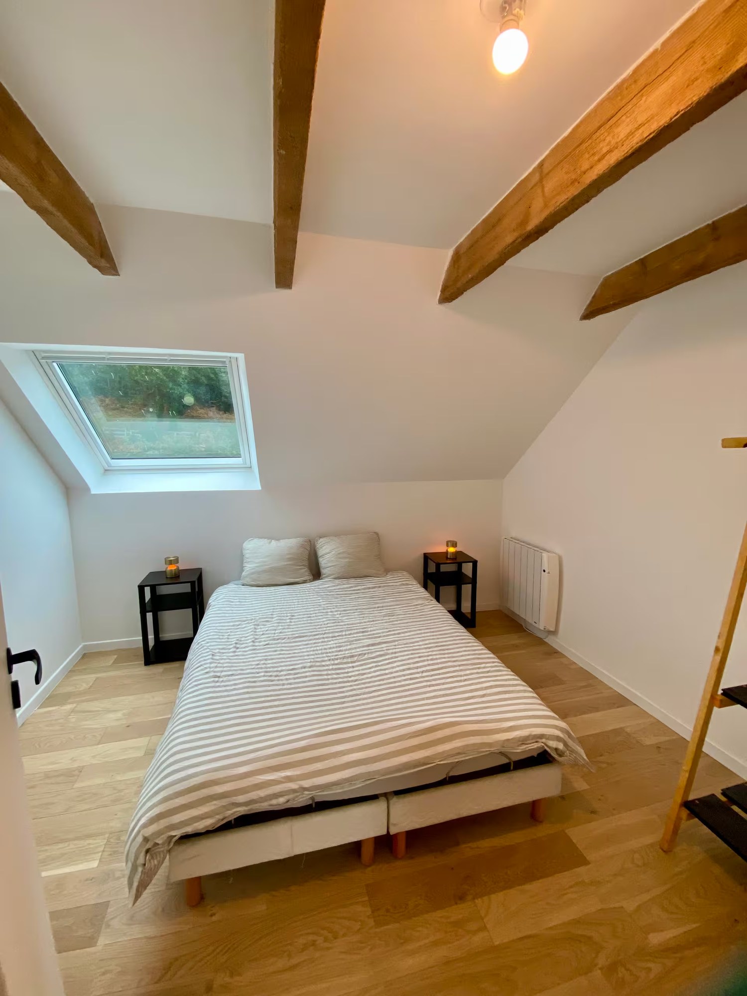 Chambre sous les poutres