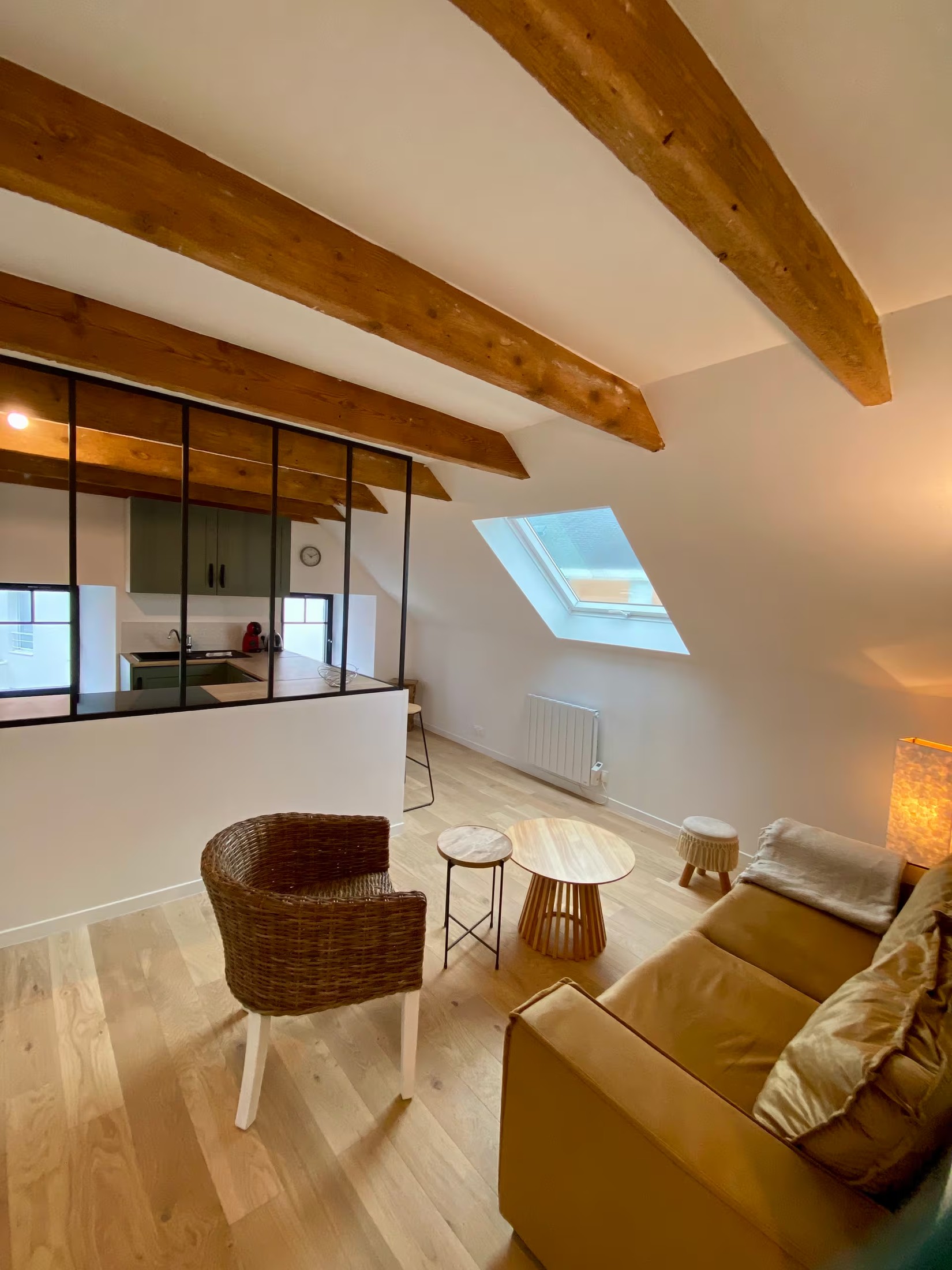 Appartement sous les toits avec poutres et Velux