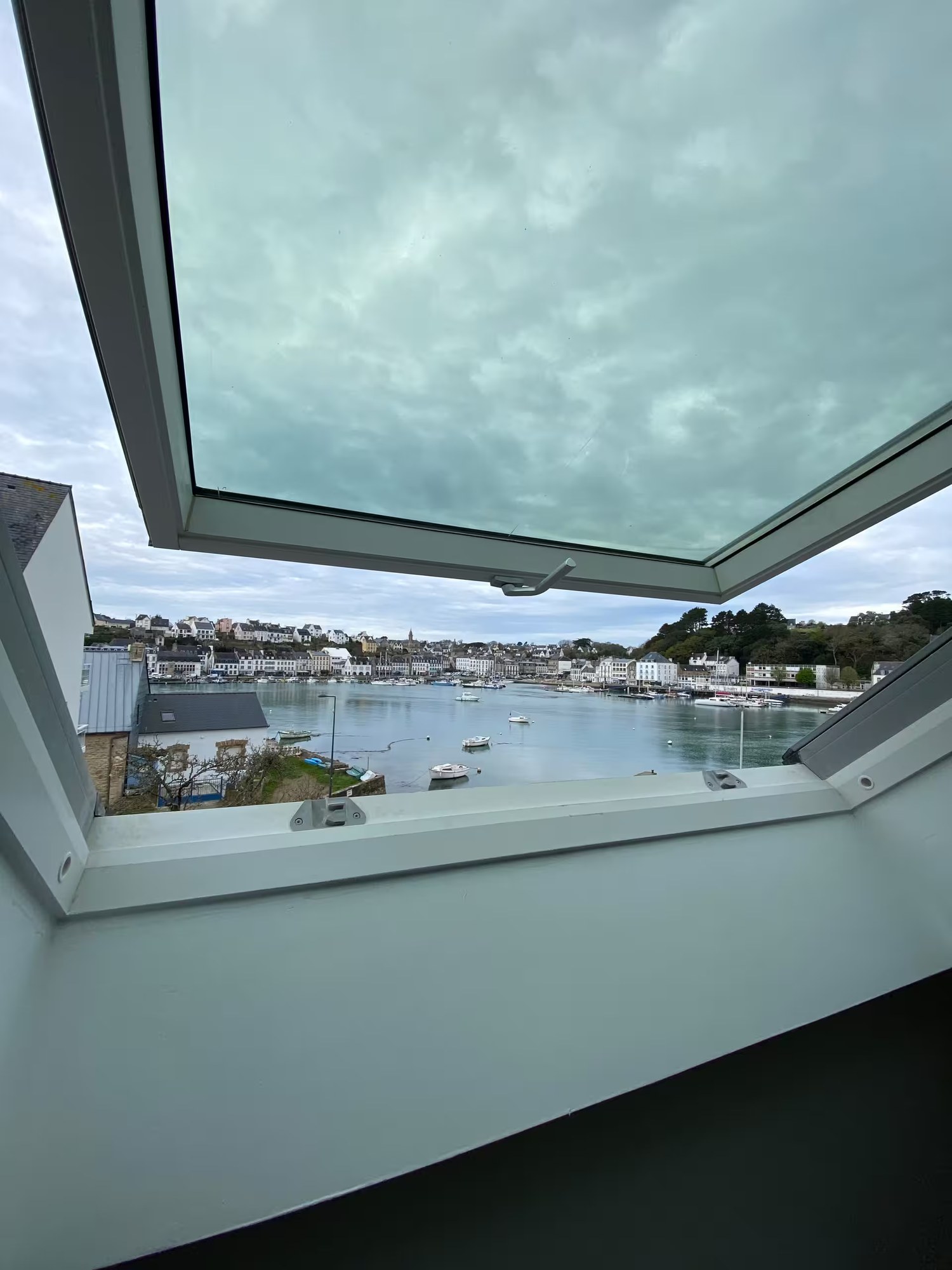 Vue par Velux sur le port