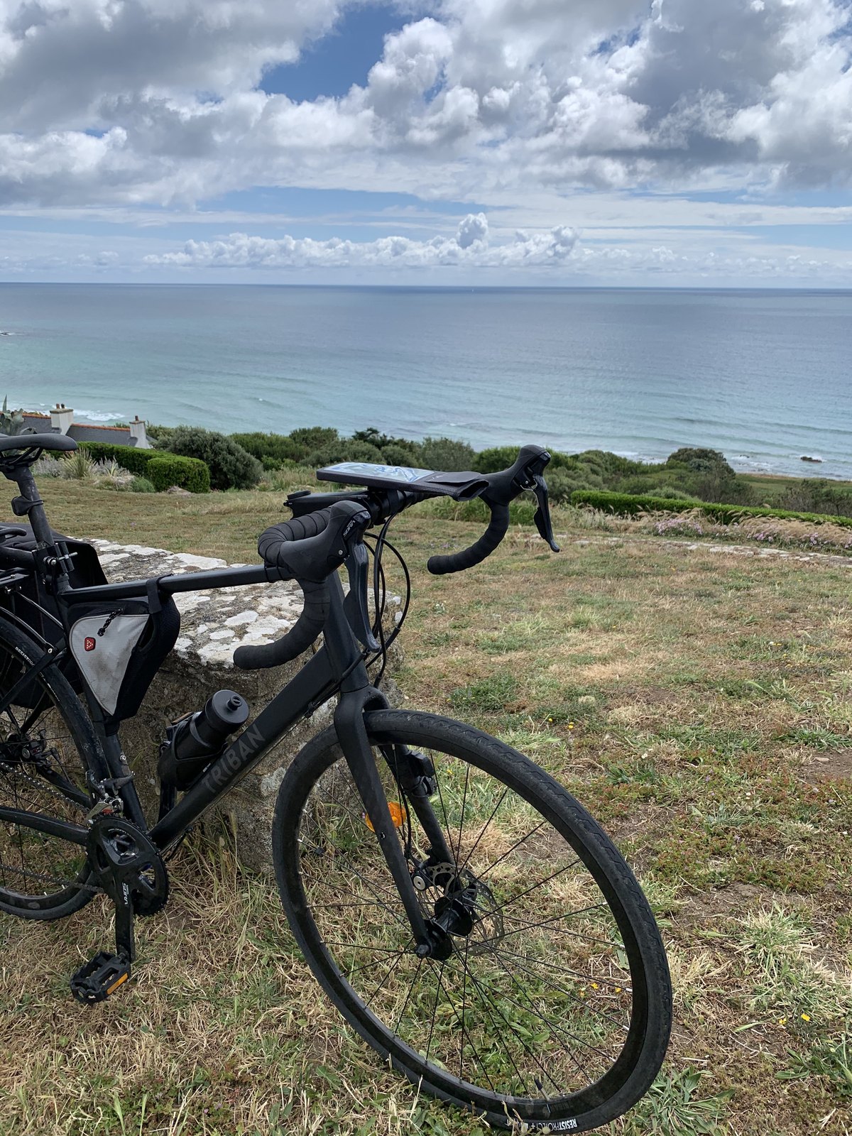 Vélo face à la mer dans le Cap Sizun