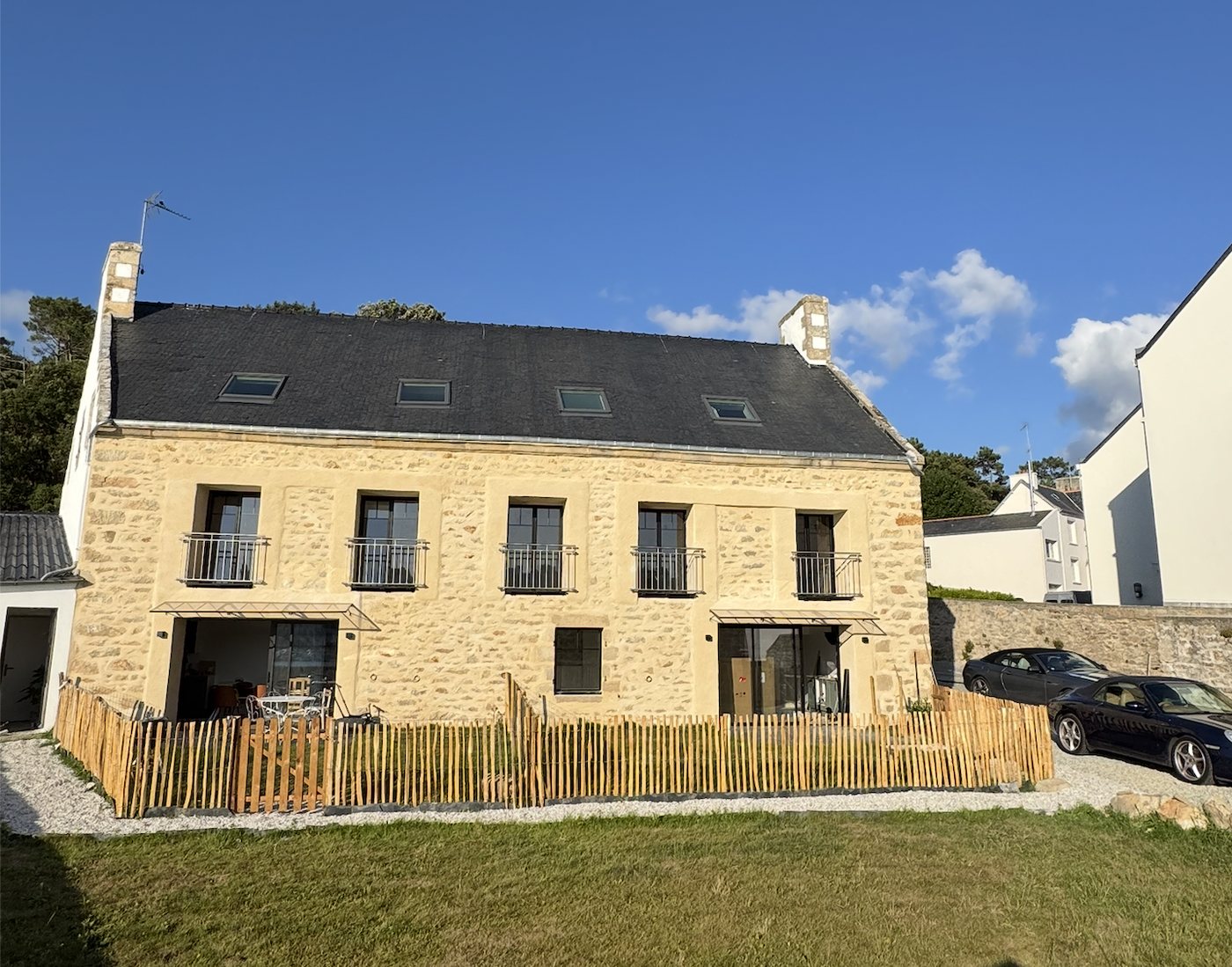 Le bâtiment du Clos de la Voilerie face à l’estuaire du Goyen
