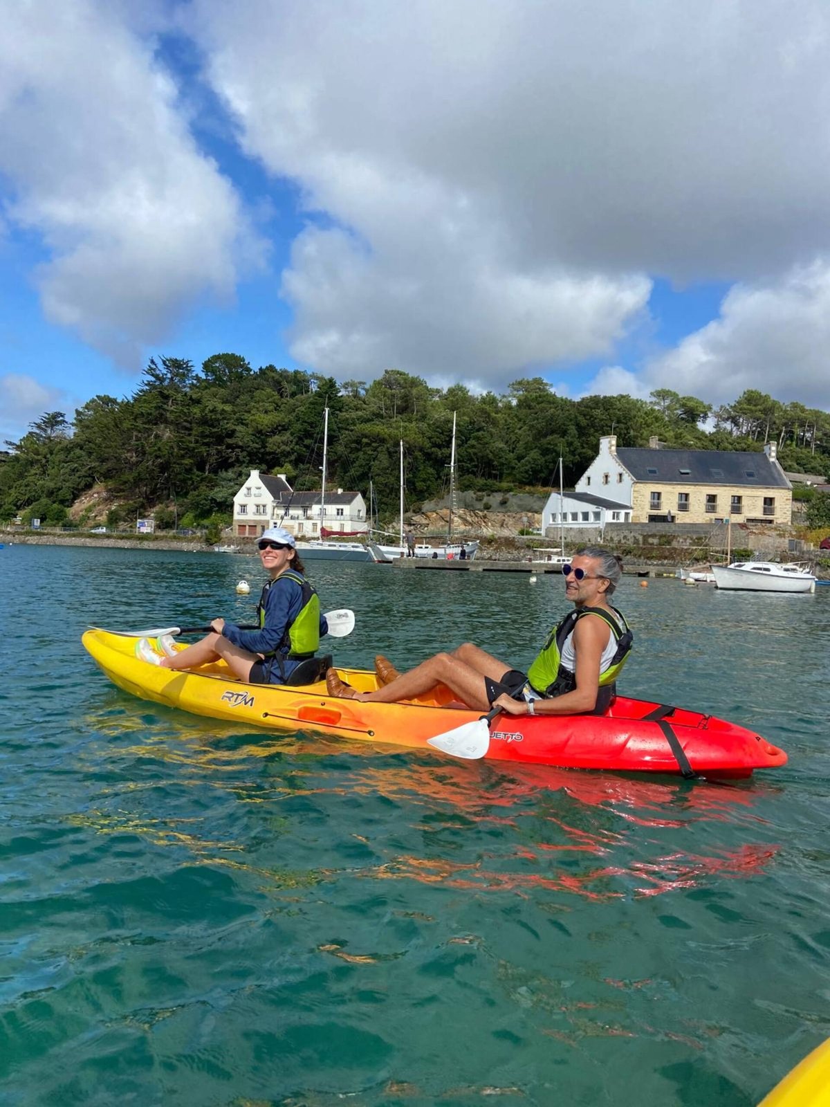 Kayaks sur l’eau près d’Audierne