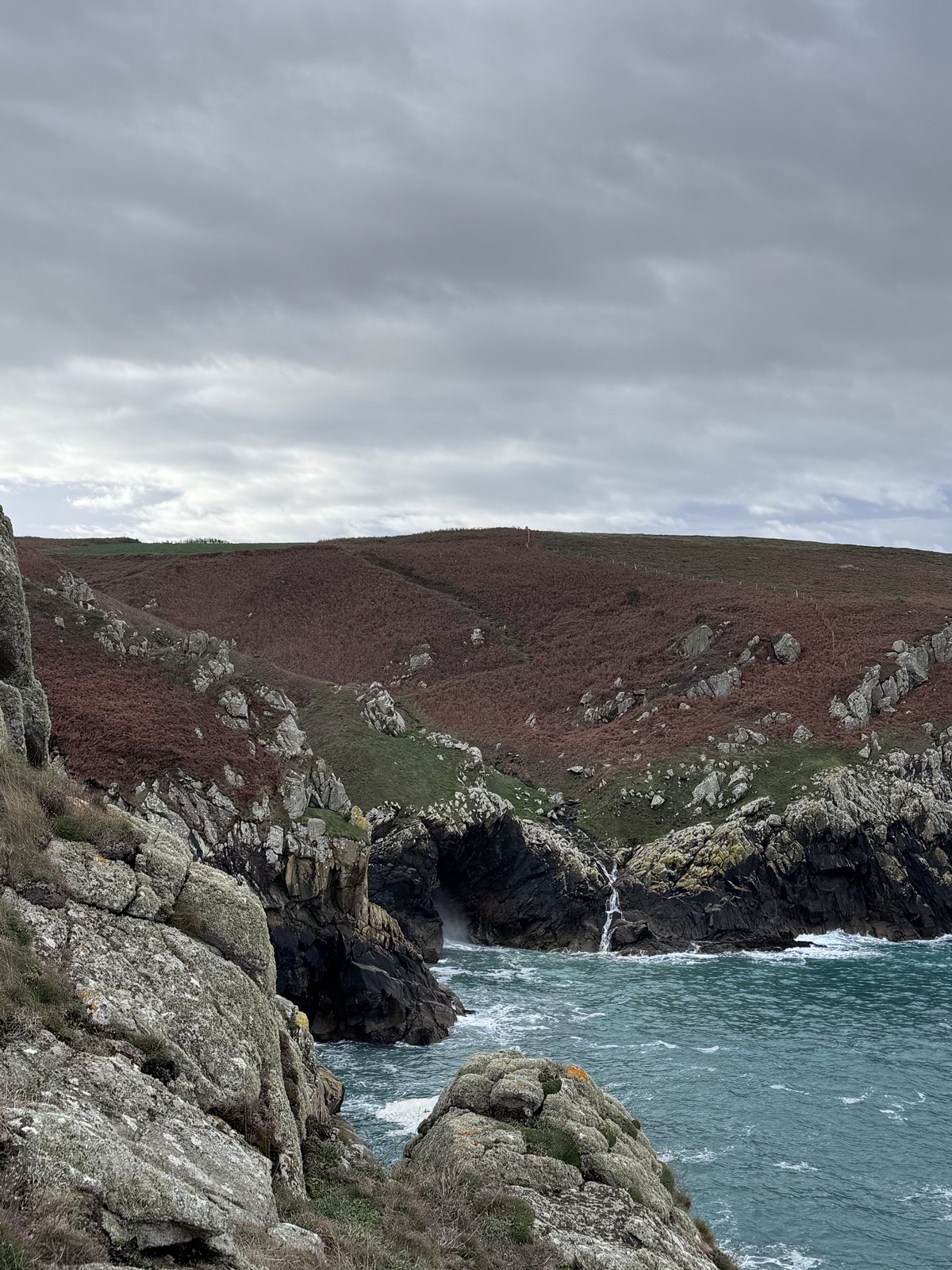 Côte bretonne sous un ciel de tempête